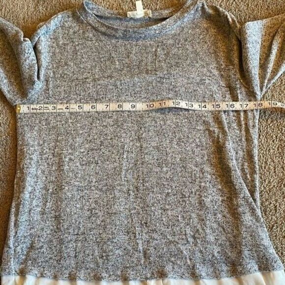 Faith and Joy women's grey pulloer sweater top with slit white back size small - Picture 7 of 8